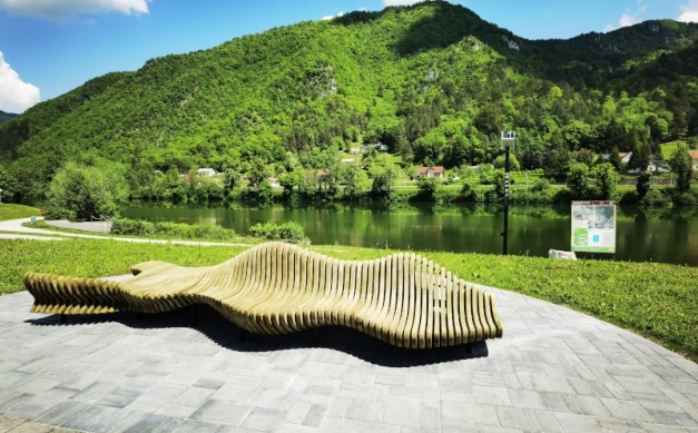 Razgledna klop Savus 360° s panoramskim razgledom na reko Savo in posavske griče v Radečah