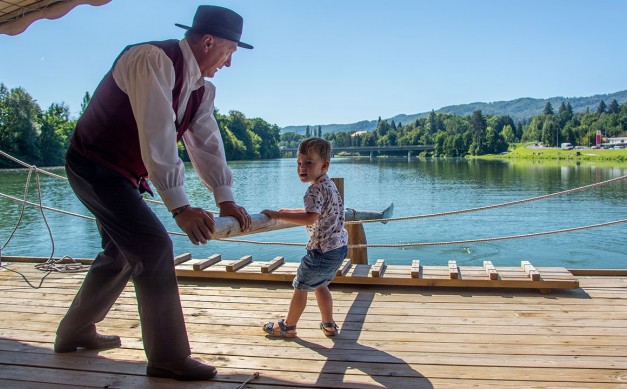 Splavarjenje po reki Savi - tradicionalni leseni splav na čisti reki v okolici Radeč