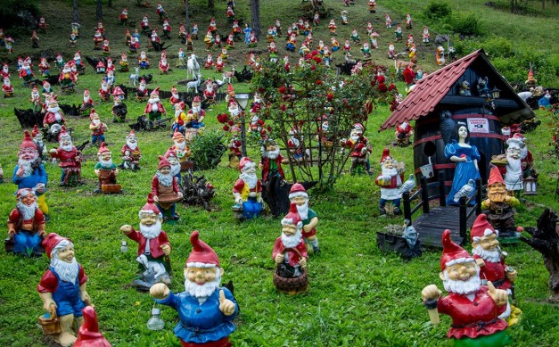 Dežela palčkov - pravljična pot z lesnimi figurami in igrali za otroke v gozdu pri Radečah